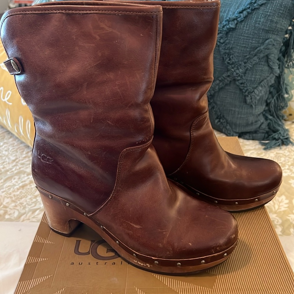 Ugg Lynnea clog boots in size 8.